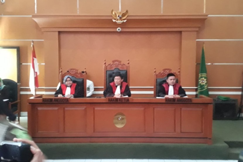 Majelis Hakim menunda sidang putusan perdata aset First Travel yang berlangsung di Pengadilan Negeri (PN) Depok, Senin (25/11).