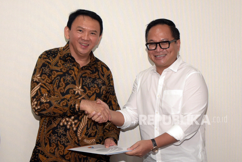 Basuki Tjahaja Purnama atau akrab disapa Ahok (kiri) berjabat tangan dengan Wakil Menteri BUMN Kartiko Wiryoatmojo saat acara penyerahan surat keputusan (SK) di Kantor Kementerian BUMN, Jakarta, Senin (25/11/2019).