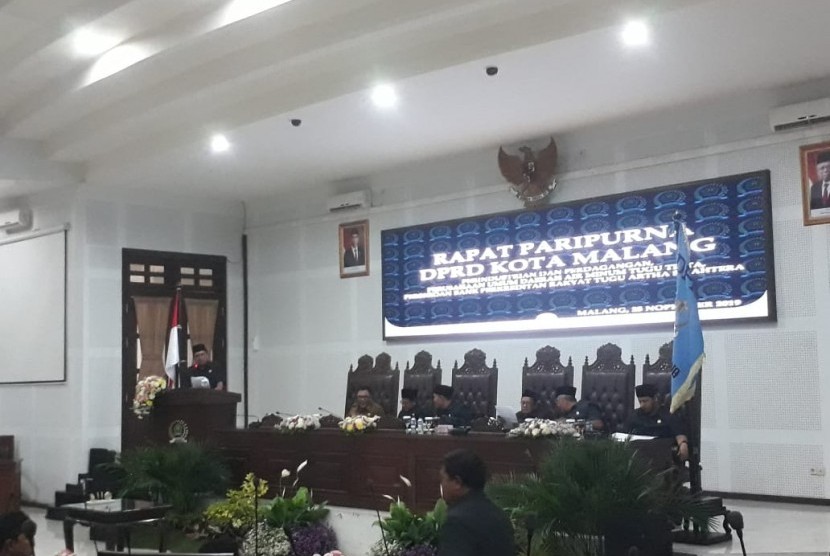 Rapat paripurna pengambilan keputusan terhadap Ranperda Kota Malang di Ruang Rapat Paripurna, Gedung DPRD Kota Malang, Senin (25/11). 