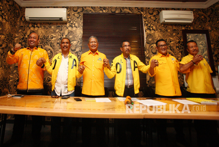 Fungsionaris DPP Partai Golkar Cyrillus Kerong (ketiga kiri), Pengurus Pleno Partai Golkar Roy Lewar (kedua kiri), Kader Partai Golkar Edy Lanitama (kiri), Wasekjen DPP Partai Golkar Viktus Murin (ketiga kanan), Wakil Bendahara DPP Partai Golkar Mahadi Nasution (kedua kanan) dan Fungsionaris Partai Golkar Sulawesi Selatan Sutan Zulkarnaen, mengangkat tangan bersama usai memberikan keterangan kepada wartawan terkait dukungan untuk Bambang Soesatyo (Bamsoet) sebagai calon ketua umum pada musyawarah nasional (Munas) Partai Golkar di Jakarta, Senin (25/11/2019).