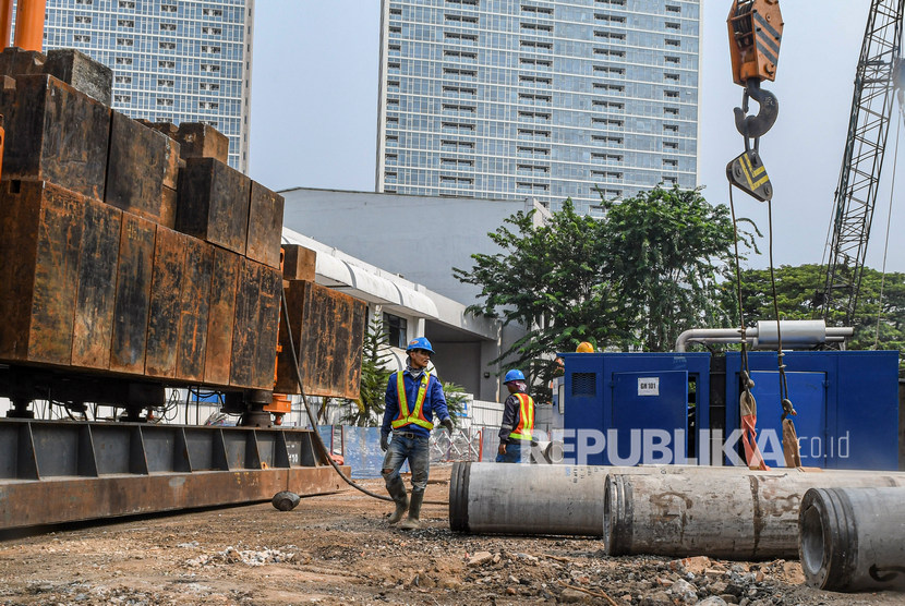 Pekerja menyelesaikan pembangunan revitalisasi kawasan Taman Ismail Marzuki (TIM) di Jakarta, Senin (25/11/2019).