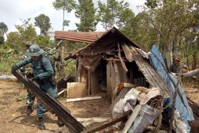 Tim operasi gabungan menindak gubuk yang biasa digunakan untuk melakukan pekerjaan ilegal di kawasan CA dan TWA Kawah Kamojang, Kabupaten Garut, Senin (25/11). 
