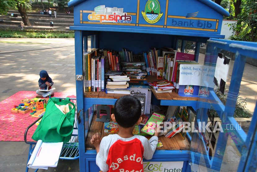 Peningkatan literasi generasi muda menjadi kebutuhan mendesak. Ilustrasi Anak-anak membaca buku di perpustakaan Kotak Literasi Cerdas (Kolecer) di Taman Ekspresi, Kota Bogor, Jawa Barat, Senin (25/11/2019).