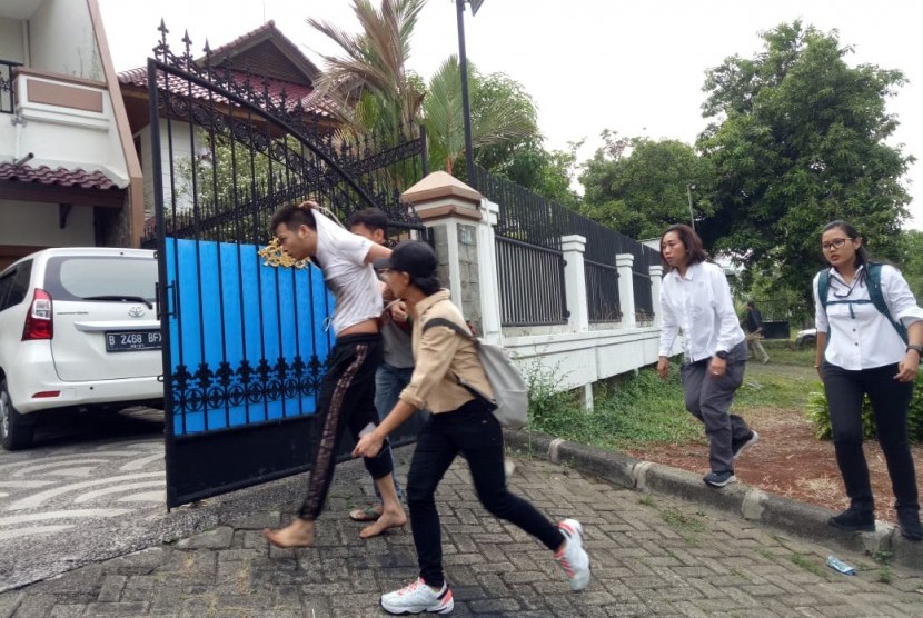 Polda Metro Jaya lakukan penggrebekan di sebuah rumah yang dijadikan sebagai tempat penipuan melalui sambungan telepon di Perumahan Mega Kebon Jeruk Blok B, Kavling 5A, Jakarta Barat, Senin (25/11).