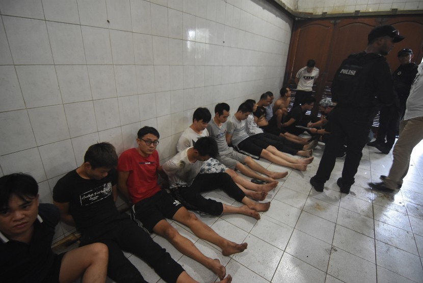 Polisi mengamankan puluhan WNA Cina saat dilakukan penggerebekan terhadap sindikat pelaku penipuan di Perumahan Mega Kebon Jeruk, Jakarta, Senin (25/11/2019). (Ilustrasi)