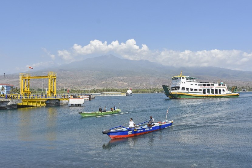 Kapal feri dari Sumbawa bersiap untuk berlabuh di pelabuhan Kayangan, Selong, Lombok Timur, NTB. PT ASDP Indonesia Ferry menargetkan transaksi pembayaran nontunai di lintasan Kayangan- Pototano NTB bisa 100 persen.