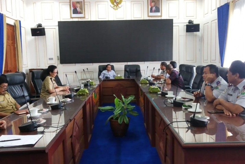 Pemerintah Kota (Pemkot) Malang melakukan penandatangan kerja sama dengan penyedia aplikasi angkot daring, TRON di Balai Kota Malang, Selasa (26/11). 