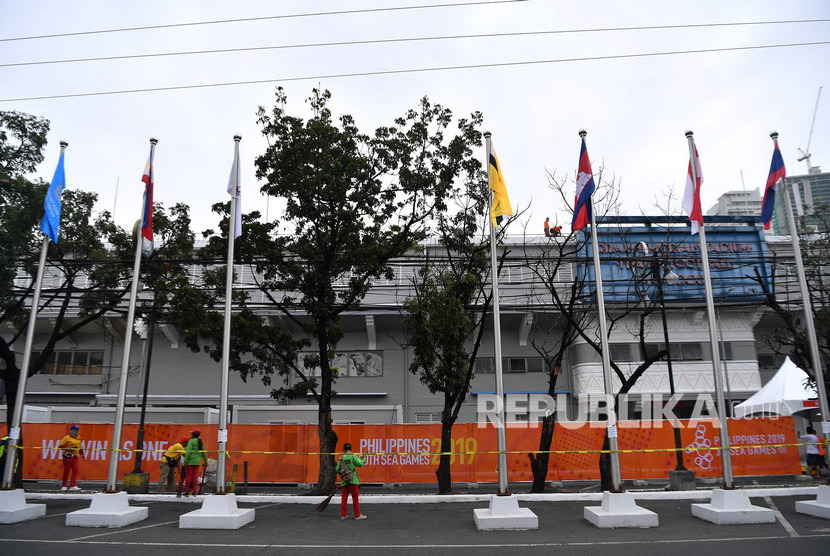 Pekerja menyapu jalanan jelang pertandingan Grup B SEA Games 2019 antara Timnas U-22 Indonesia melawan Timnas U-22 Thailand di Stadion Rizal Memorial, Manila, Filipina, Selasa (26/11/2019).