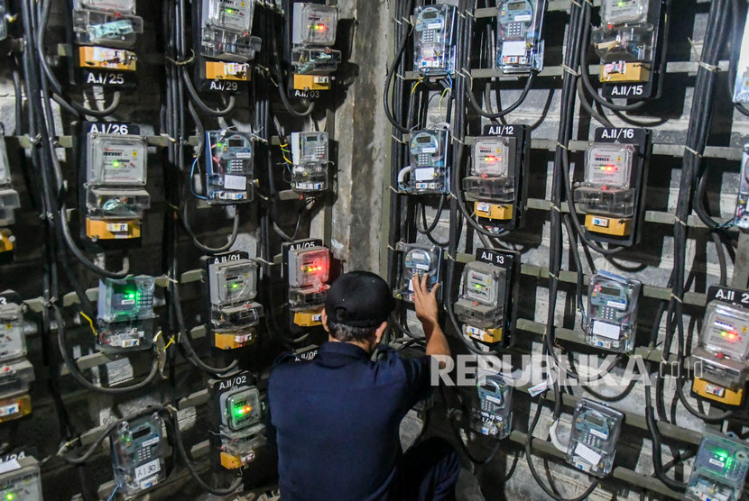 Petugas memeriksa meteran listrik di Rumah Susun Benhil, (ilustrasi). Pemerintah akan memberlakukan diskon dan gratis listrik mulai Kamis (2/4).