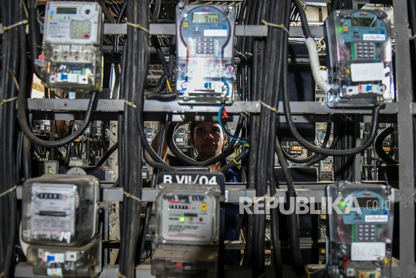 Petugas memeriksa meteran listrik di Rumah Susun Benhil, Jakarta, beberapa waktu lalu.