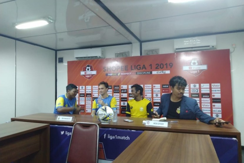 Pelatih Bhayangkara FC, Paul Munster (kedua dari kiri) dalam konferensi pers sebelum laga kontra Arema FC di Stadion PTIK Jakarta, Selasa (26/11). 