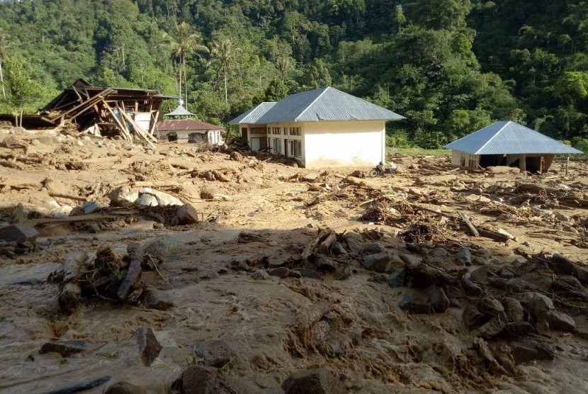 Suasana di Kecamatan Koto Parik Gadang Diateh, Kabupaten Solok Selatan pasca terjangan banjir bandang, Selasa (26/11) |
