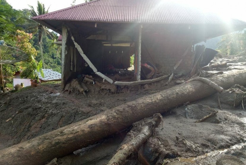 Suasana di Kecamatan Koto Parik Gadang Diateh, Kabupaten Solok Selatan pasca terjangan banjir bandang, Selasa (26/11) |