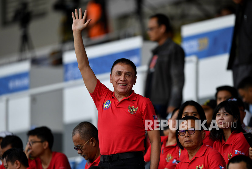 Ketua Umum PSSI Mochamad Iriawan melambaikan tangan saat menyaksikan pertandingan timnas U-22 Indonesia di Grup B SEA Games 2019.