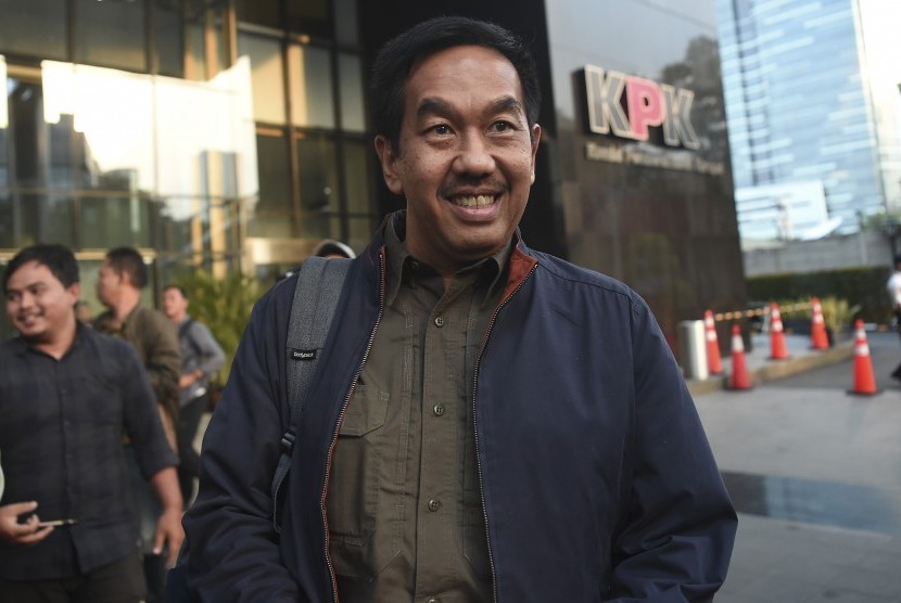 Direktur Utama PT Angkasa Pura II (Persero) Muhammad Awaluddin berjalan meninggalkan gedung KPK usai menjalani pemeriksaan di Gedung KPK Jakarta, Selasa (26/11/19). 