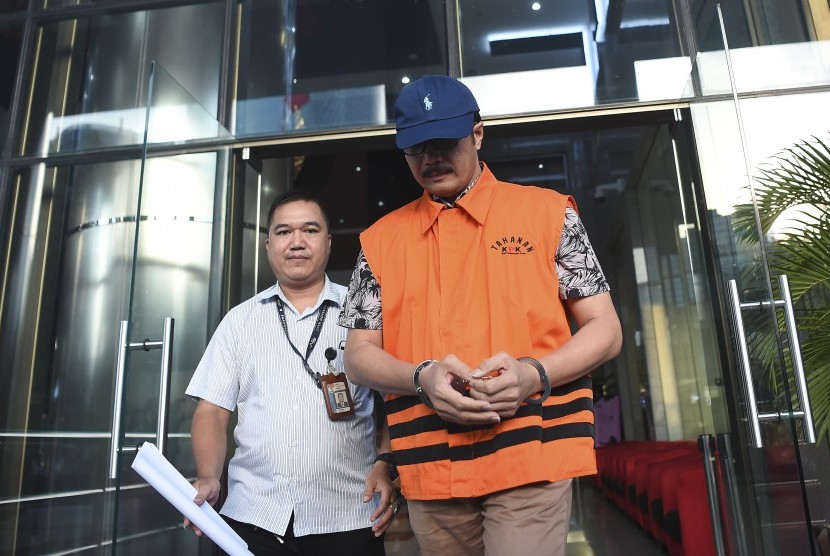 Tersangka mantan Ketua DPRD Kabupaten Tulungagung Supriyono (kanan) berjalan meninggalkan gedung KPK usai menjalani pemeriksaan di Jakarta, Selasa (26/11/2019).