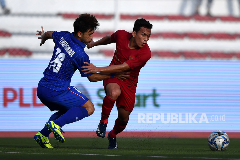 Pemain Timnas Indonesia U-22 Egy Maulana Vikri (kanan) menggiring bola dibayangi pemain Timnas Thailand U-22 Chatmongkol Tongkiri dalam pertandingan Grup B SEA Games 2019 di Stadion Rizal Memorial, Manila, Filipina, Selasa (26/11/2019). 