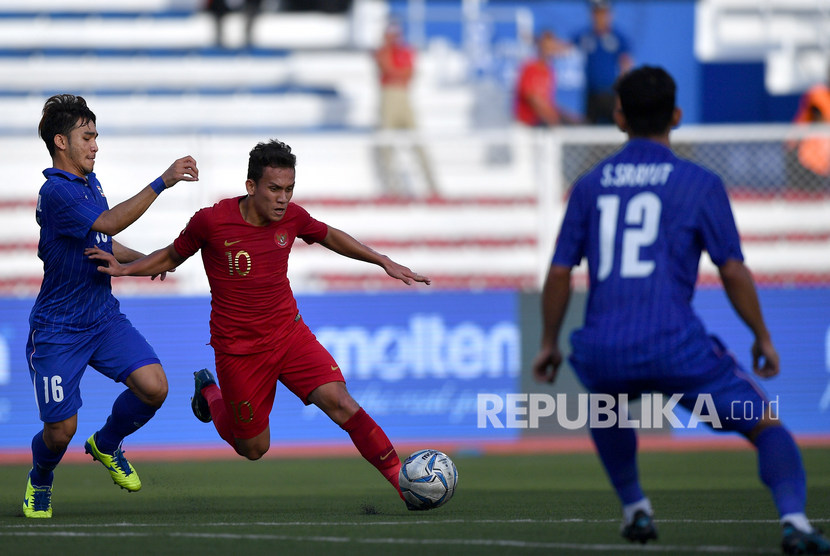 Pemain timnas Indonesia U-22 Egy Maulana Vikri (tengah) menggiring bola. Timnas U-22 akan menghadapi Singapura pada laga kedua Grup B SEA Games 2019.