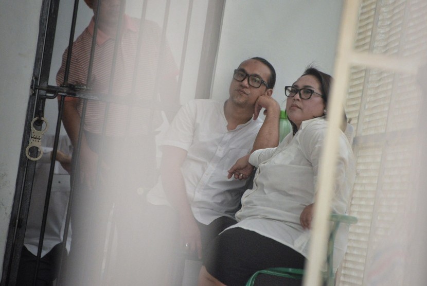 Tri Retno Prayudati alias Nunung (kanan) dan suaminya July Jan Sambiran (kiri). Ibunda Nunung dikabarkan meninggal dunia pada Ahad (19/4) setelah berjuang melawan kanker lidah.