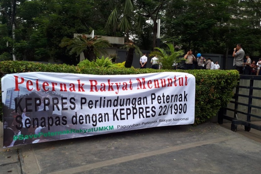 Sekitar 200 peternak ayam yang tergabung dalam Paguyuban Peternak Rakyat Nasional (PPRN) menggelar aksi damai, menuntut pemerintah menjaga kestabilan harga ayam hidup sesuai harga acuan, di depan gedung Kementerian Perdagangan, Jakarta, pada Rabu, (27/11). 