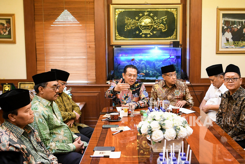 Ketua MPR Bambang Soesatyo (keempat kanan) bersama Wakil Ketua MPR Ahmad Basarah (ketiga kiri), Hidayat Nur Wahid (kiri) dan Jazilul Fawaid (kedua kiri) berbincang dengan Ketua Umum PBNU KH Said Aqil Siradj (ketiga kanan) serta jajaran pengurus PBNU saat berkunjung ke Gedung PBNU, Jakarta, Rabu (27/11/2019).