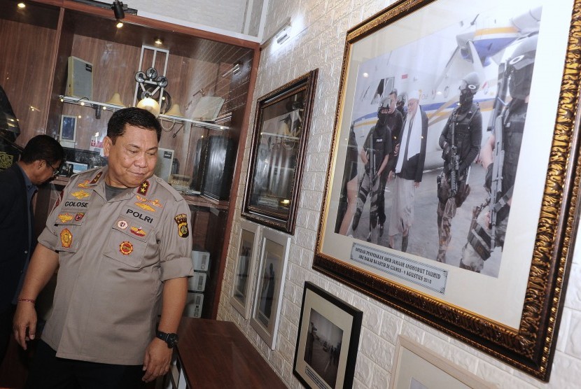 Kapolda Bali Irjen Pol Petrus Reinhard Golose mengamati berbagai barang koleksi Museum Penanggulangan Terorisme di Denpasar, Bali, Rabu (27/11/2019).