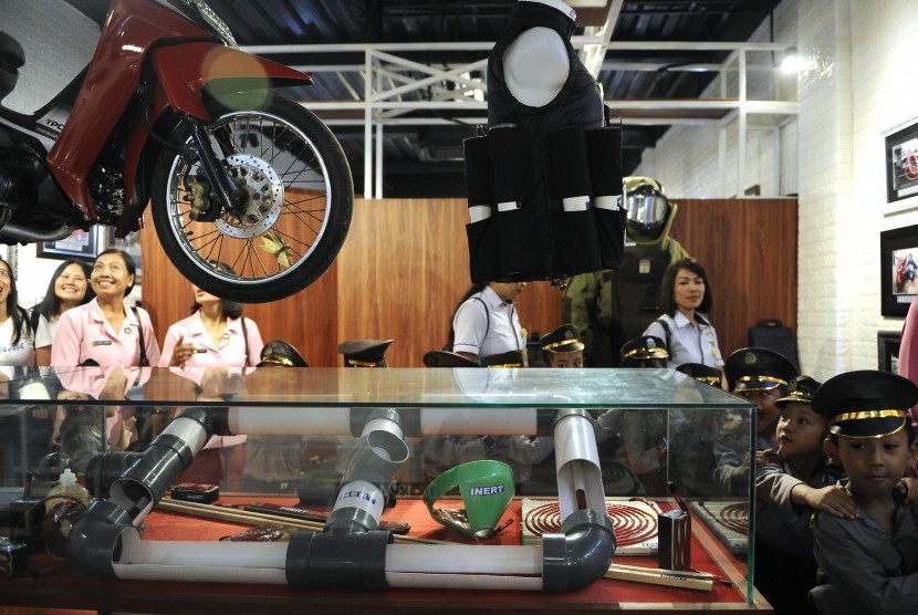 [ilustrasi] Pengunjung mengamati berbagai barang koleksi Museum Penanggulangan Terorisme di Denpasar, Bali, Rabu (27/11/2019).