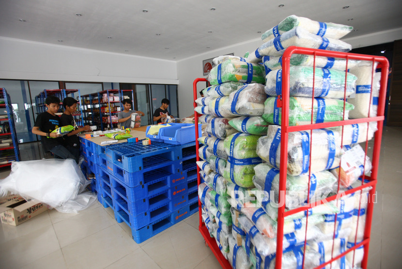 Pekerja menata beras untuk dijual Online di Supermall Pangan Komplek Pergudangan Bulog, Jakarta, Rabu (27/11/2019).