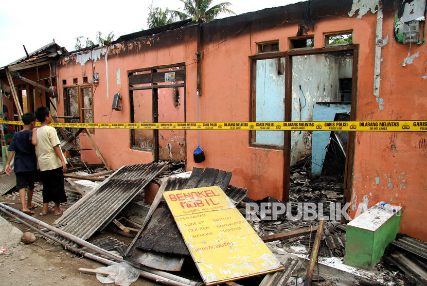 Seorang ibu hamil bernama dilaporkan meninggal dunia dalam peristiwa kebakaran yang menghanguskan sebuah rumah kontrakan di Kampung Pulo RT01/03, Kampung Melayu, Jakarta Timur, pada Kamis (2/1) malam (Ilustrasi kebakaran rumah)