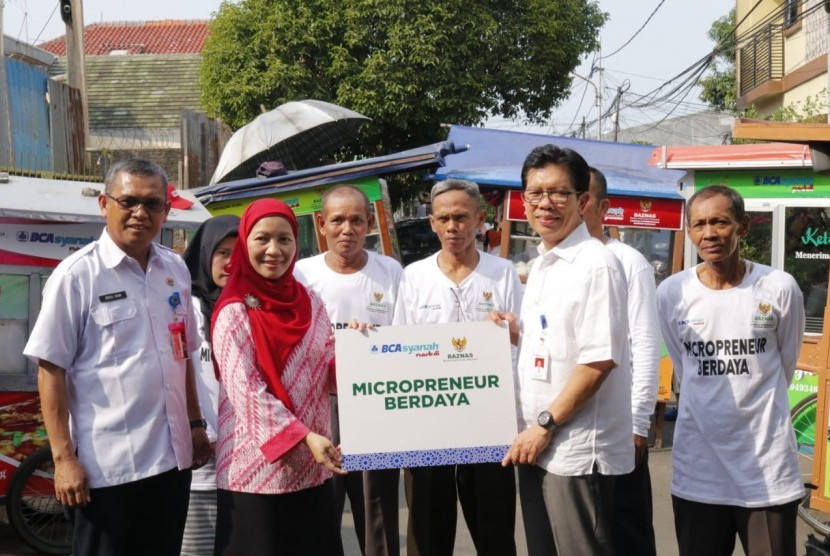 Bank BCA Syariah menjalin kerja sama dengan Badan Amil Zakat Nasional (Baznas) untuk menyalurkan zakat para nasabah melalui program pemberdayaan ekonomi dengan memberikan bantuan modal kepada mustahik di Jakarta, Rabu (27/11).
