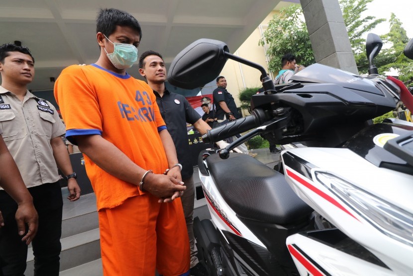 Polisi memperlihatkan tersangka begal payudara berinisial SP (tengah) berikut barang bukti berupa sepeda motor saat gelar kasus cabul di Polres Kediri, Jawa Timur, Rabu (27/11/2019).