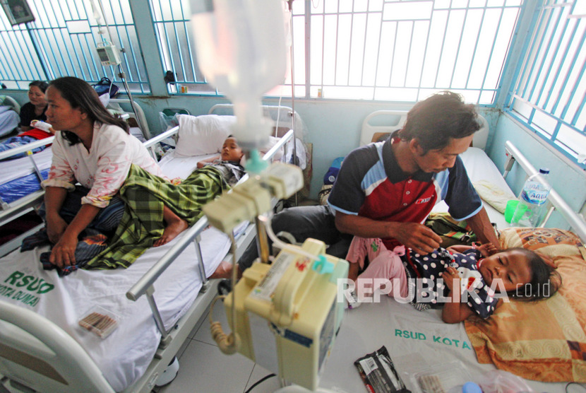 Sejumlah anak yang terjangkit penyakit demam berdarah dengue (DBD) mendapat perawatan intensif tenaga medis di Rumah Sakit Umum Daerah (RSUD) Dumai di Kota Dumai, Riau, Rabu (27/11/2019). 