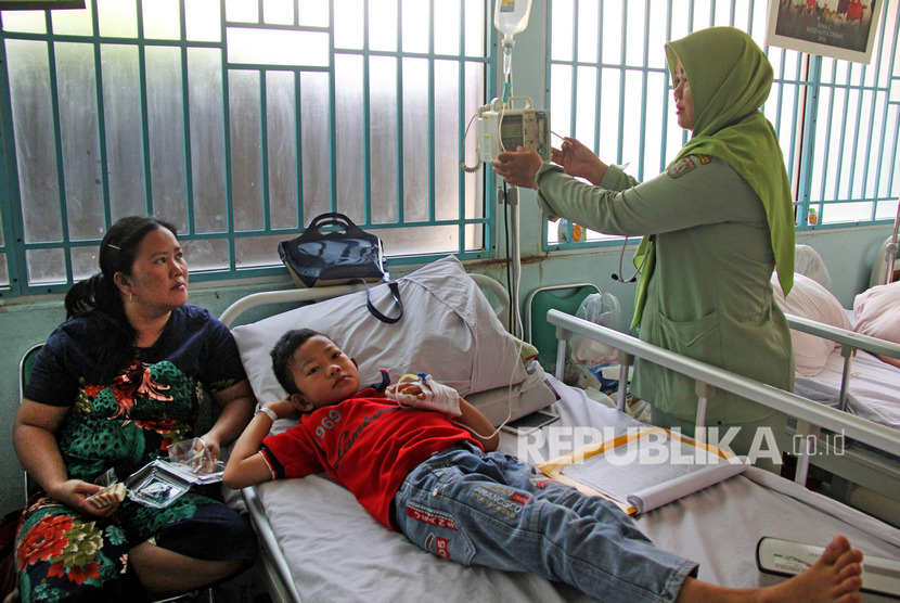 Seorang anak yang terjangkit penyakit demam berdarah dengue (DBD) mendapat perawatan intensif tenaga medis di Rumah Sakit Umum Daerah (RSUD) Dumai di Kota Dumai, Riau, Rabu (27/11/2019). 