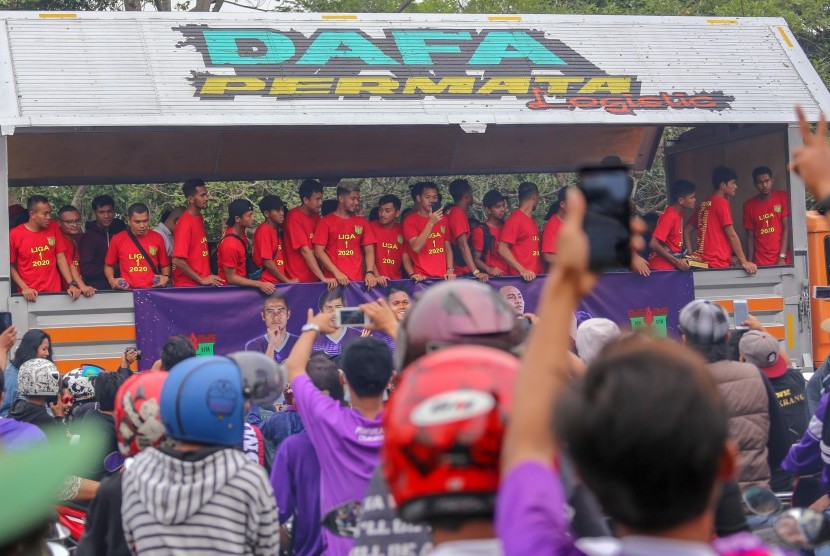 Suporter Persita Tangerang menyambut tim Persita saat tiba di Tigaraksa, Kabupaten Tangerang, Banten, Rabu (27/11/2019).