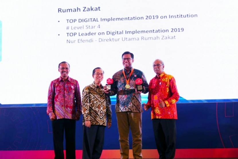Rumah Zakat Terima Penghargaan Top Digital Award 2019