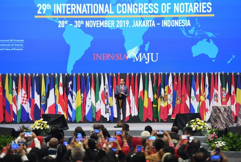 Presiden Joko Widodo memberikan pidato dalam acara pembukaan Kongres Notaris Dunia Ke-29 di Jakarta, Kamis (28/11/2019). 