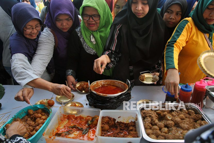  Sejumlah warga mengantre mendapatkan makanan khas Jawa Barat Cilok saat Festival Cilok di halaman Kecamatan Cisarua, Kabupaten Bogor, Jawa Barat, Kamis (28/11/2019).(Antara/Arif Firmansyah)