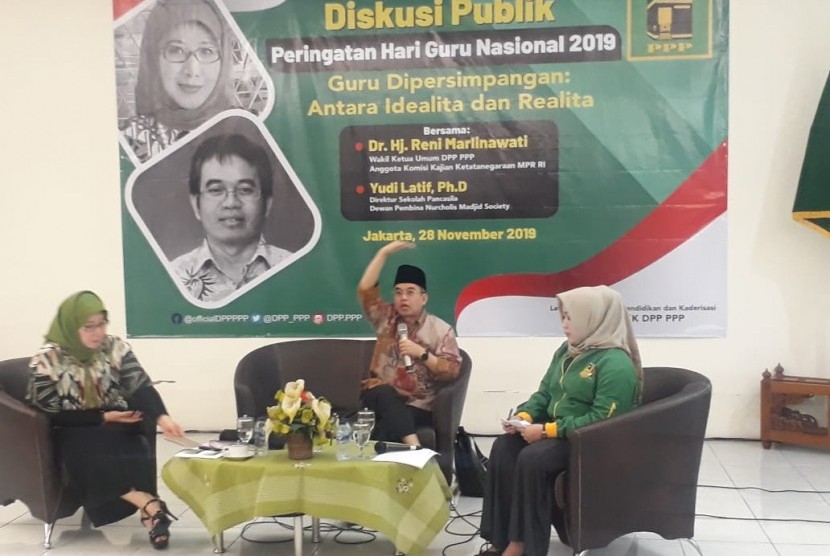 Cendikiawan muslim Indonesia, Yudi Latief saat menjadi pembicara dalam diskusi publik bertema 