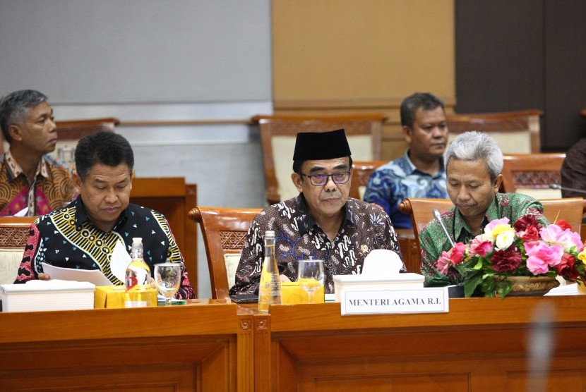 Menteri Agama (Menag) Fachrul Razi (tengah) didampingi jajarannya, mengikuti Rapat Kerja (Raker) dengan Komisi VIII DPR, di Kompleks Parlemen, Senayan, Jakarta, Kamis (28/11/2019).