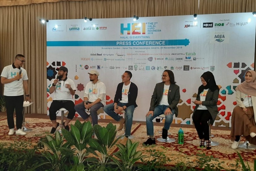 Penasihat Halal Expo Indonesia (HEI) 2019, Ustaz Fatih Karim (tengah) sedang menjelaskan cara hidup halal dalam sesi konferensi pers di Hotel  The Dharmawangsa, Jakarta, Kamis (28/11). Halal Expo 2019 yang mengusung tema 