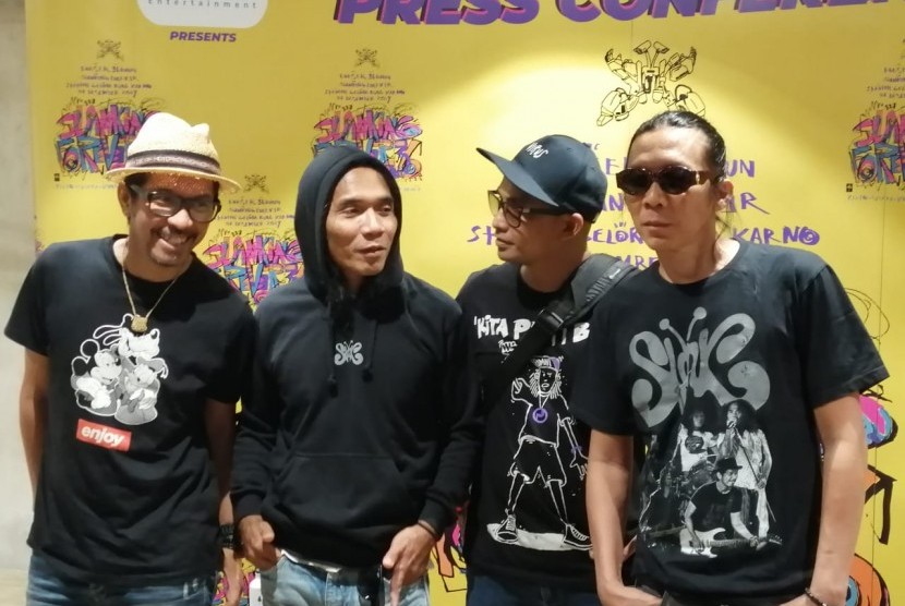 Grup musik Slank. Slankers, penggemar berat Slank, di Pekanbaru ingin wabah corona segera usai agar bisa kembali menyaksikan band favoritnya. Mereka pun berpartisipasi dalam pencegahan penyebaran corona dengan membagikan masker. 