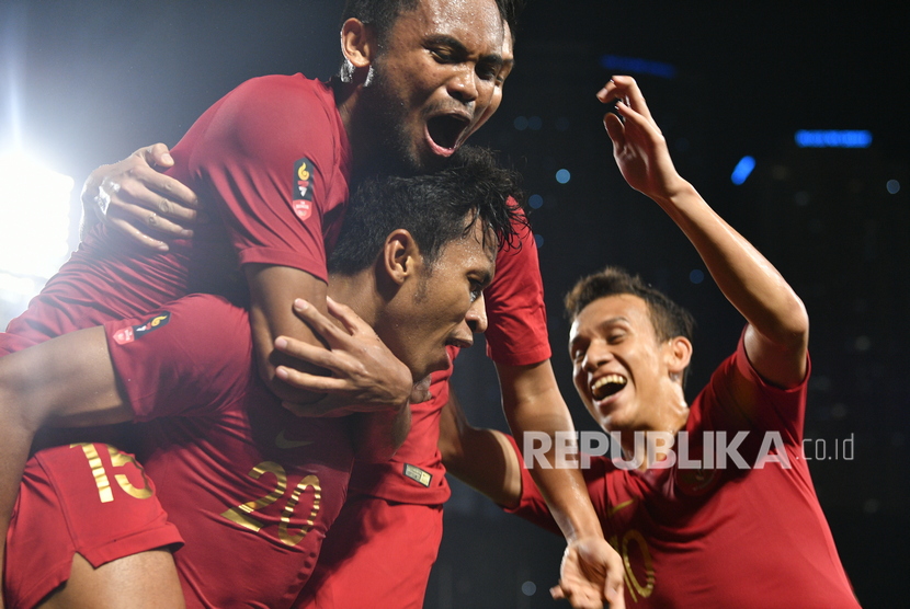 Pemain Timnas U-22 Indonesia Osvaldo Haay (bawah) merayakan gol bersama rekannya dalam pertandingan Grup B SEA Games 2019 di Stadion Rizal Memorial, Manila, Filipina, Kamis (28/11/2019). 
