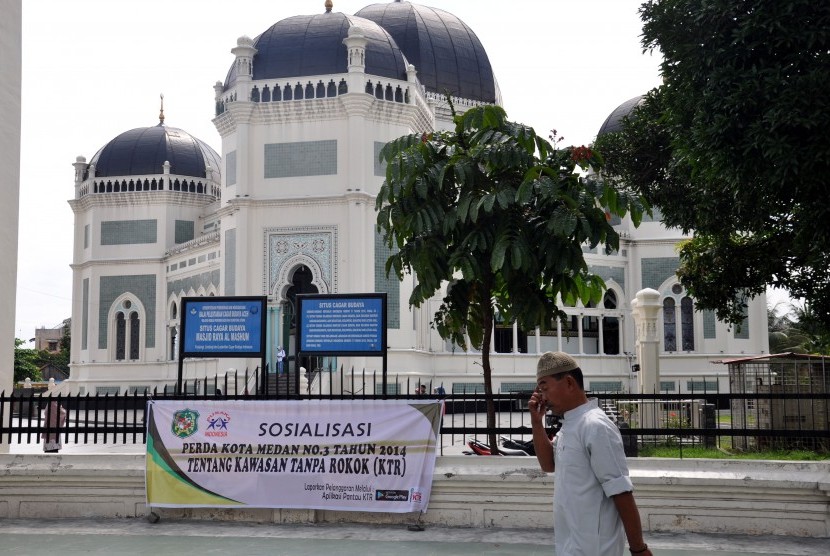 Seorang warga melintas di samping kawasan Masjid Raya Al Mashun Medan, Sumatera Utara. Ketua Komisi IV DPRD Hari Kelana mendukung pengembangan wisata sejarah di Medan.