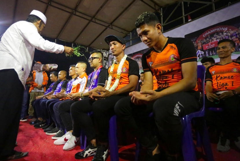 Pemuka agama menepungtawari para pemain Persiraja Banda Aceh saat tiba di stadion H Dimurthala Banda Aceh, Aceh, Kamis (28/11/2019).