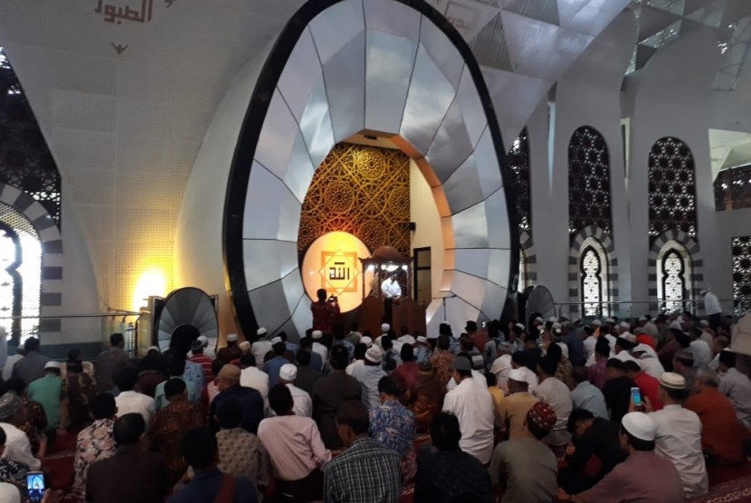 Menteri Agama Fachrul Razi bersilaturrahmi dengan jemaah solat Jumat di Masjid Raya Sumatera Barat, Kota Padang, Jumat (29/11)