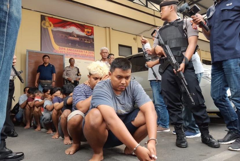 Sembilan orang tahanan kasus produksi dan peredaran narkotika dibawa dari Polres Tasikmalaya Kota untuk diserahkah ke kantor BNN di Jakarta, Jumat (29/11)