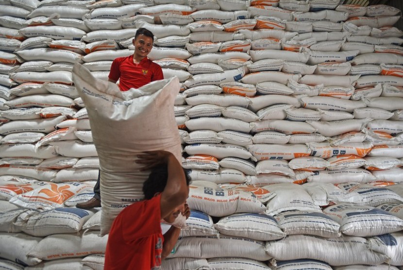 Pekerja memikul karung beras di Gudang Bulog Sub Divisi Regional Serang di Serang, Banten belum lama ini.