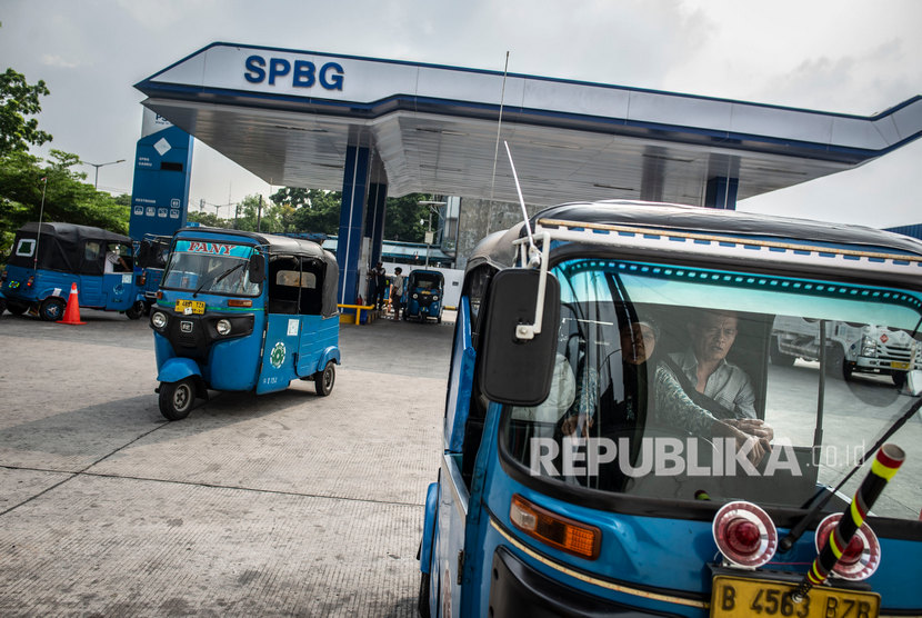 Sejumlah bajaj antre untuk pengisian bahan bakar gas di Klender, Jakarta, akhir 2019 lalu. Pengamat transportasi menyarankan, penggunaan bajaj sebagai transportasi umum alternatif ojek kembali digalakkan.