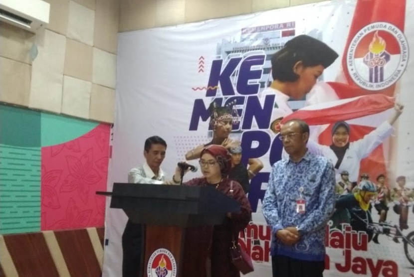 Ketua Umum Persatuan Senam Indonesia (Persani) Ita Yulia Irawan (tengah) saat memberikan pernyataan pers di kantor Kemenpora RI, Jakarta, Jumat (29/11) 