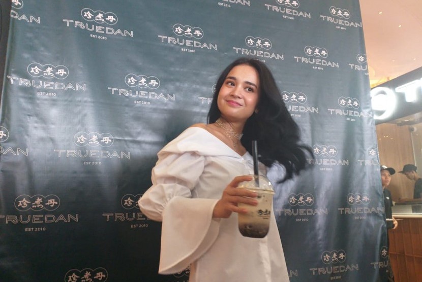 Di film Mekah, I'm Coming, aktris Michelle Ziudith memerankan tokoh Eni yang punya kebiasaan aneh, makan kulit telur asin saat marah.